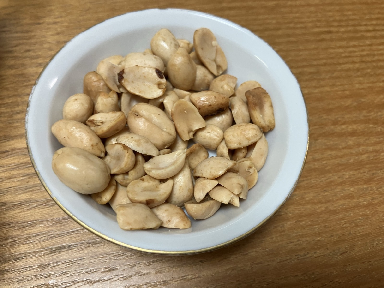 器に出したKacang Matahariのピーナッツ