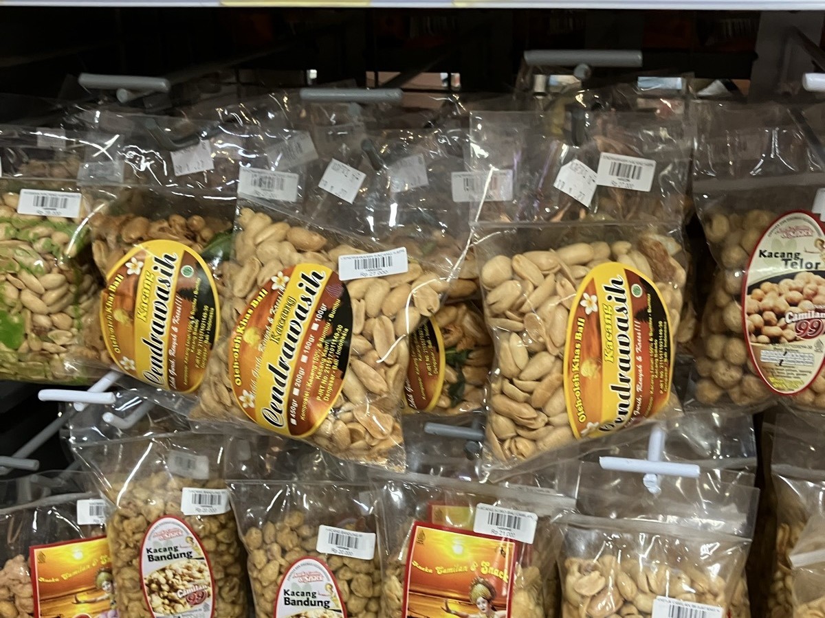 黄色いラベルのKacang Cendrawasihなどのピーナッツ