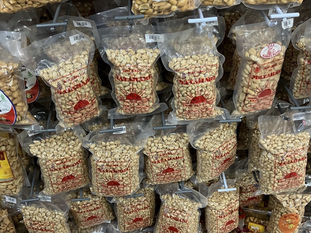 スーパーに並ぶKacang Matahariの真空パック