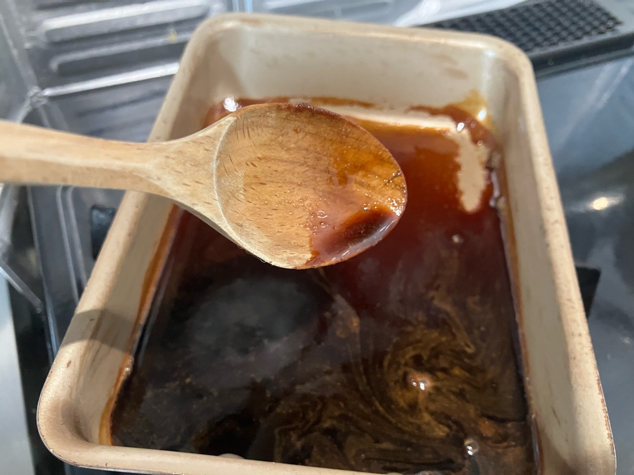 黒糖と醤油でケチャップマニスの代用品を作る様子
