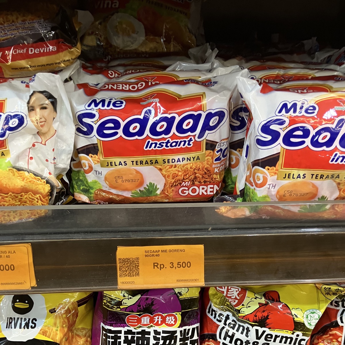 3,500ルピアの値札とMie Sedaap Mi Goreng