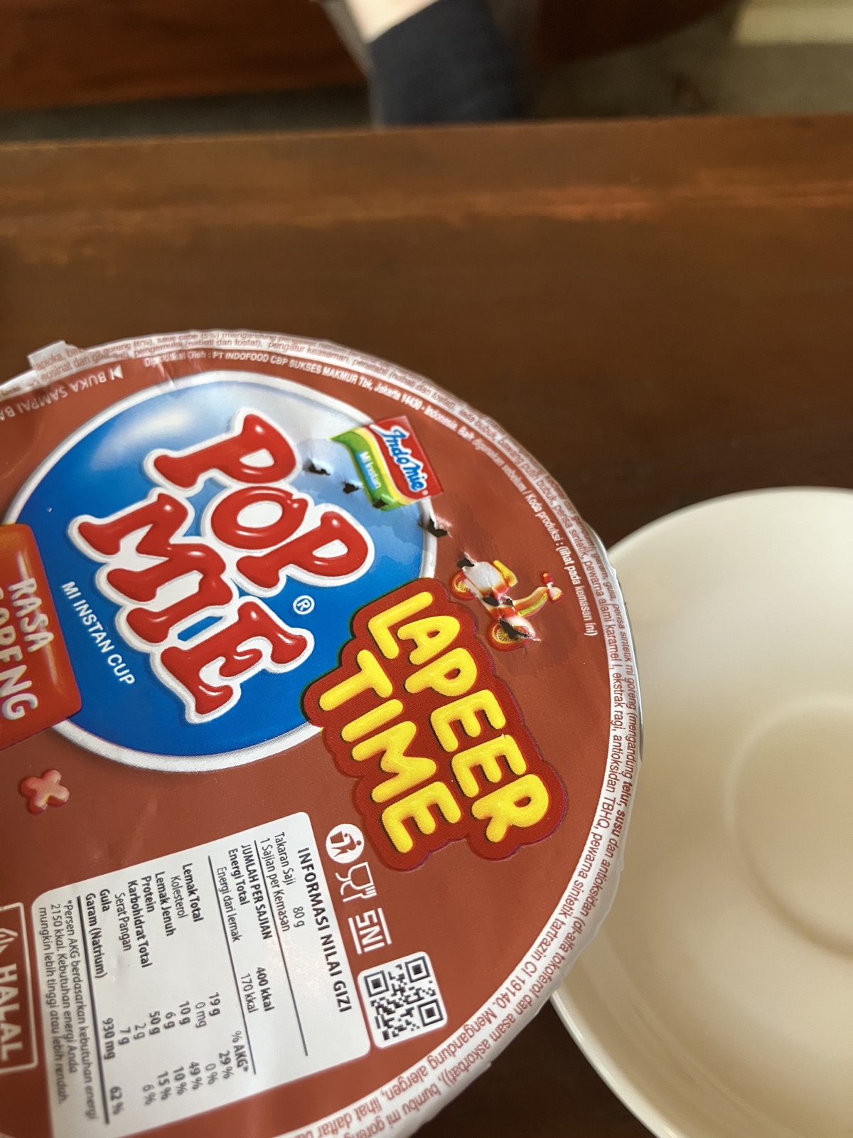 付属フォークでPop Mieのふたに開けた湯切り用の穴