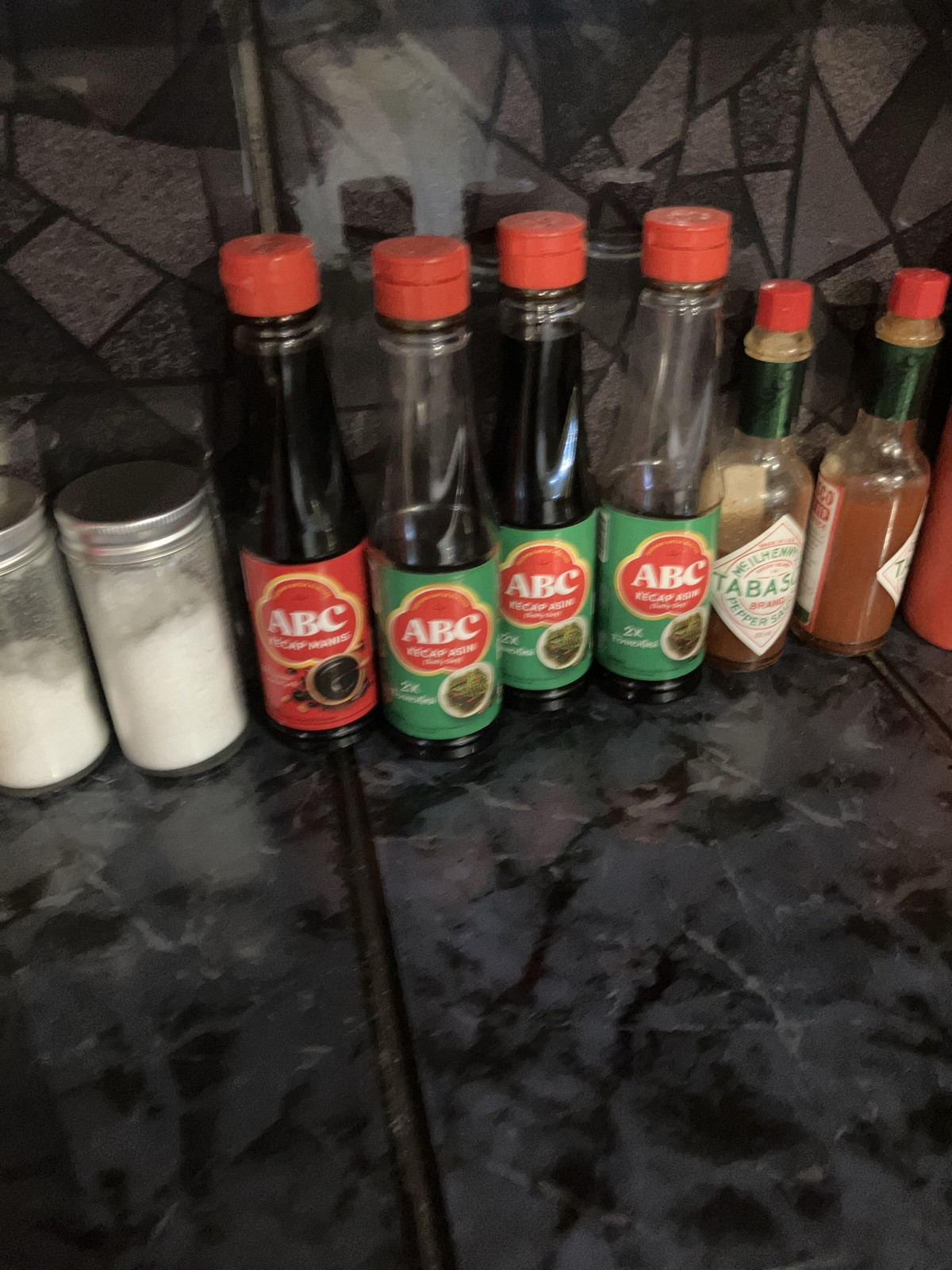 Shinta Warungのキッチン横の棚に置かれていたABC Kecap Manis