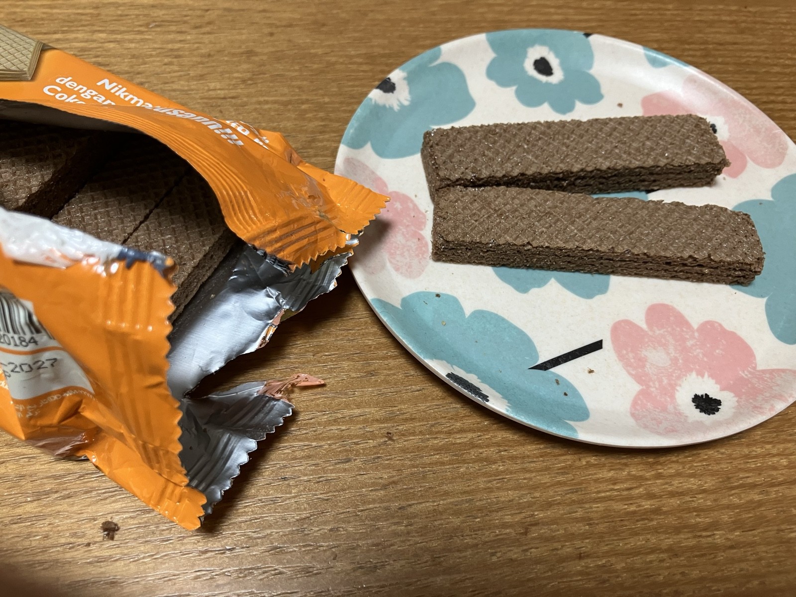 開封したTango Choco Javamoccaとウェハース