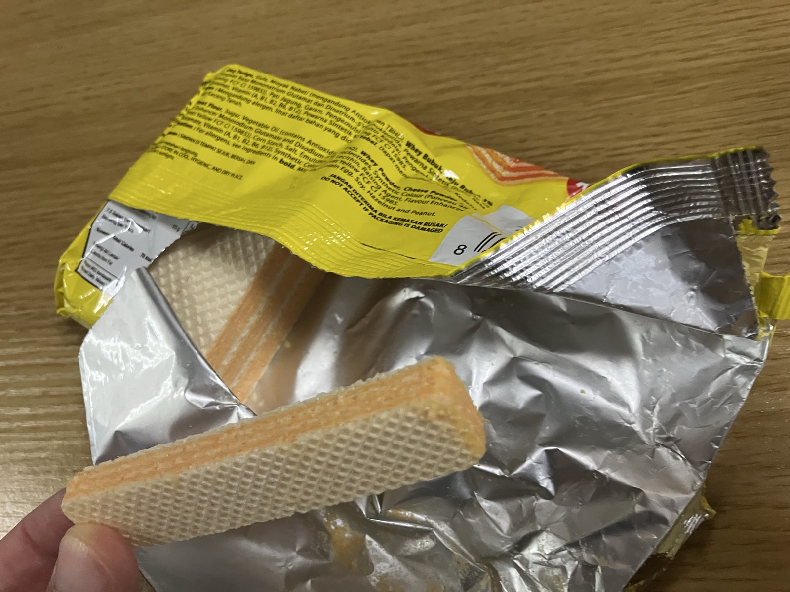 開封したNabati Richeeseの袋とウェハース