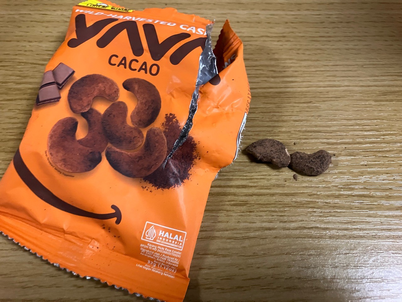 開封したYAVA Cacao Cashewsとカシューナッツ