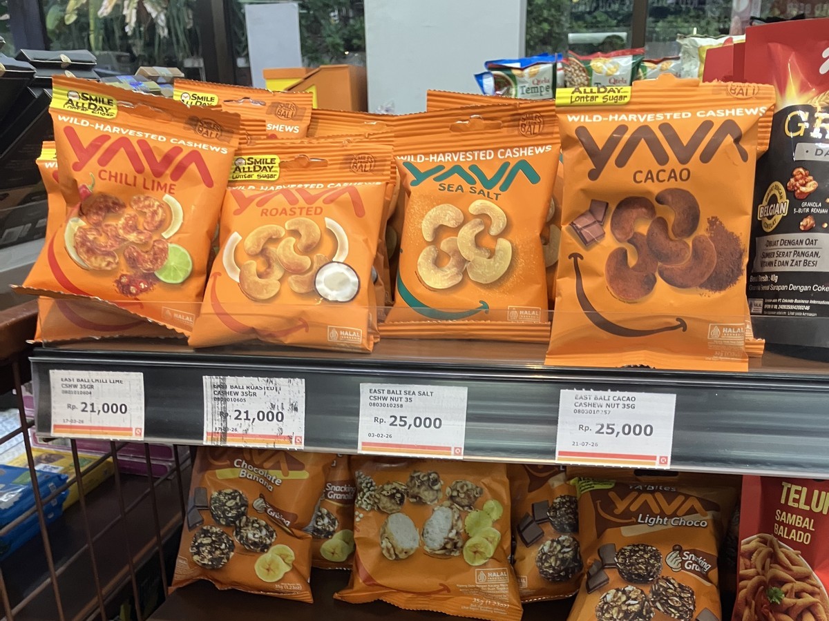 バリ島のスーパーに並ぶYAVAのカシューナッツ