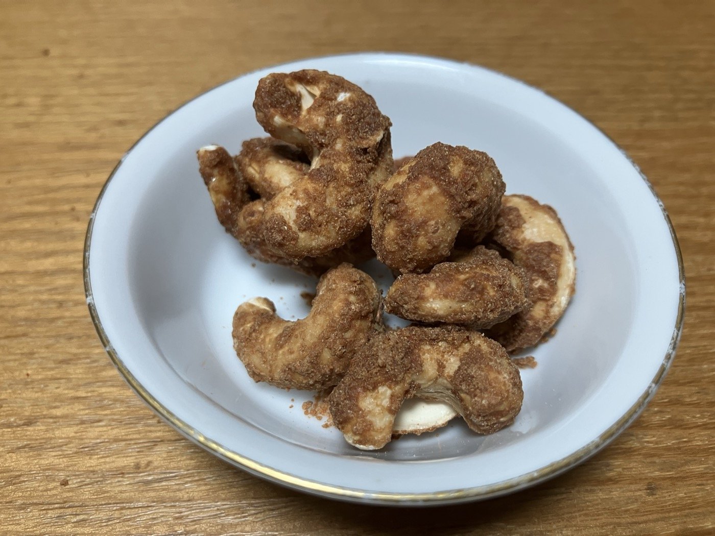 器に出したYAVA Sweet and Spicy Cashews