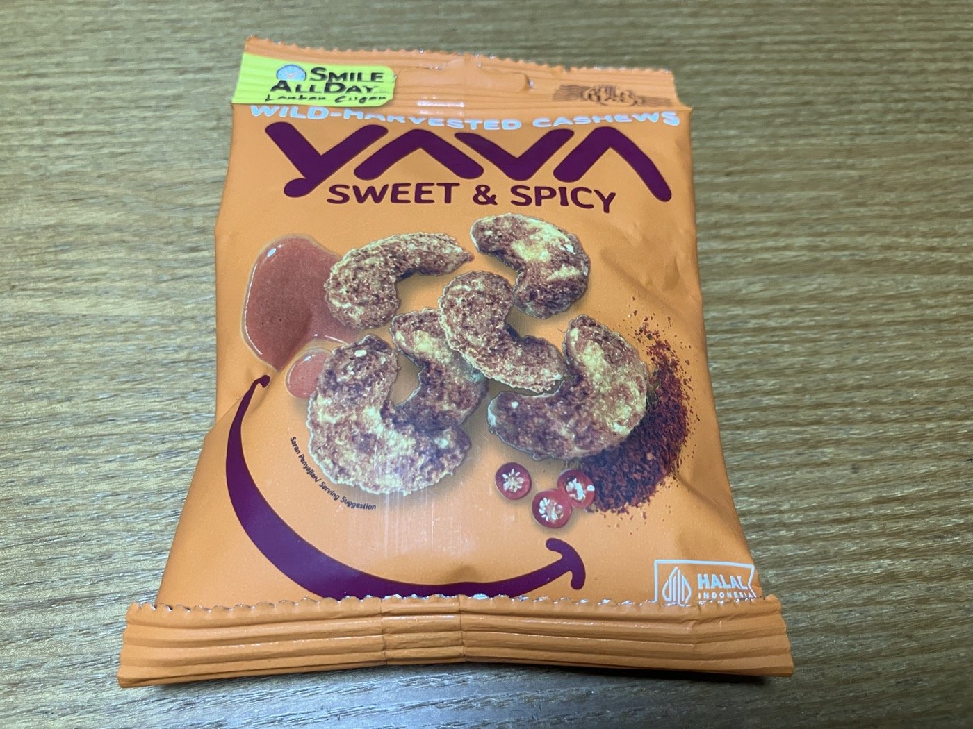 バリ島で購入したYAVA Sweet and Spicy Cashewsの袋