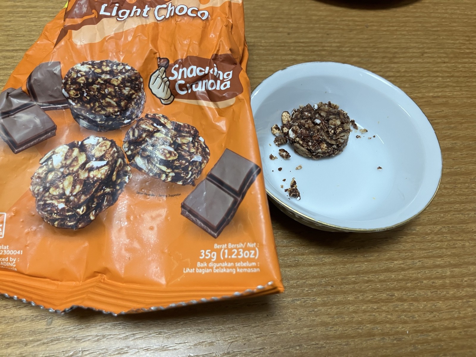 YAVA YA'Bites Light Chocoの袋と器に出したグラノーラ