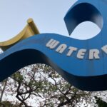 WATERBOMの文字が大きく写るウォーターボム入口の看板