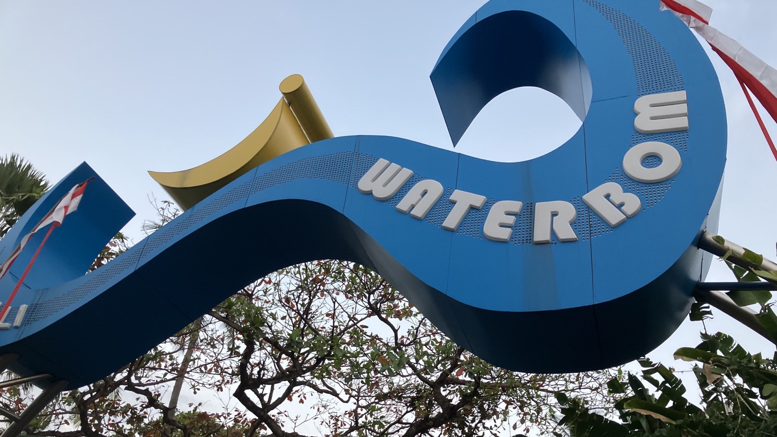 WATERBOMの文字が大きく写るウォーターボム入口の看板